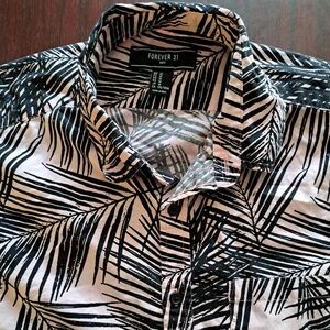 Forever 21 Men's button down short sleeve Sz. M